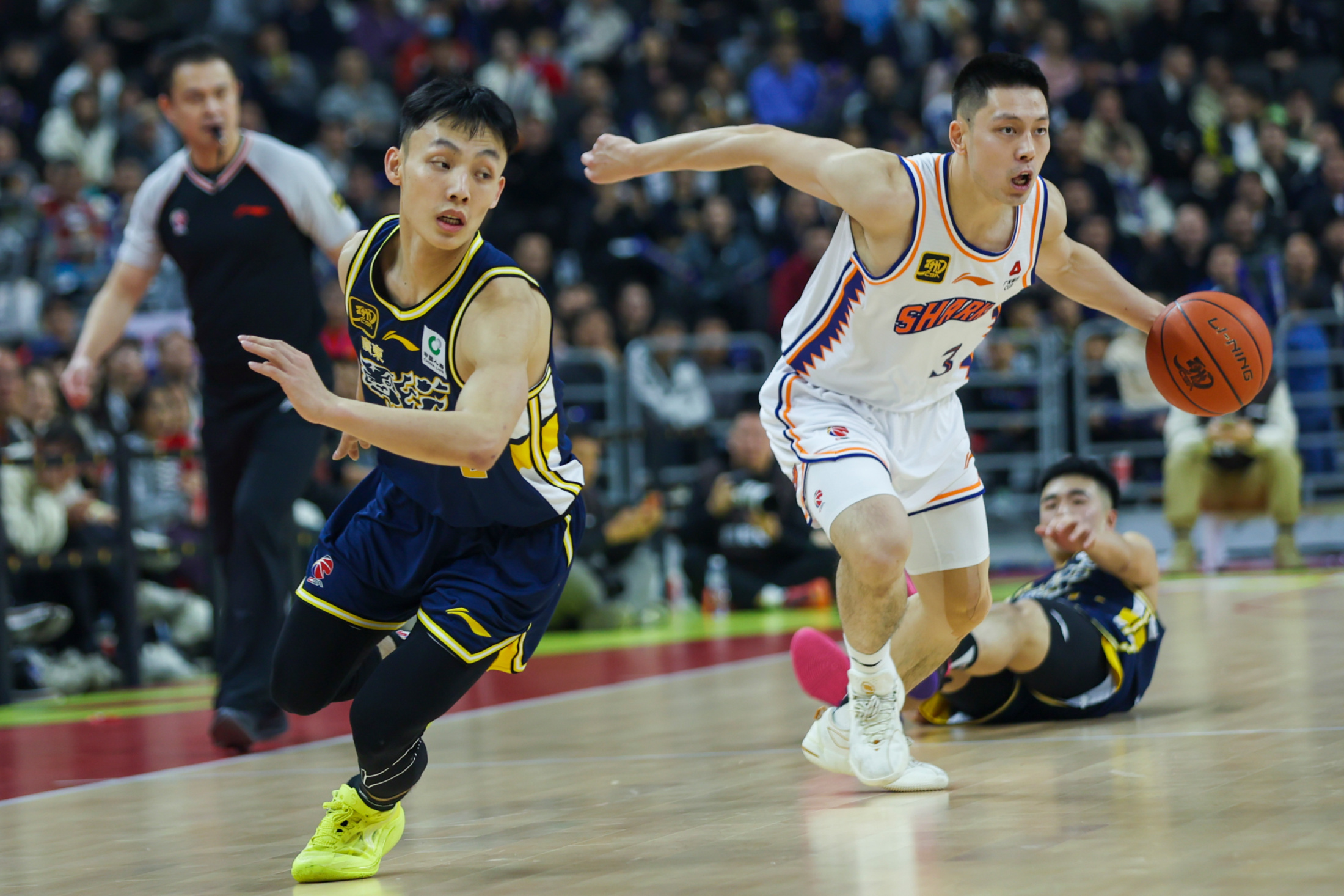 芒果体育-燕赵金雕队对阵岭南雷霆队，排球小组赛惊险晋级，内线统治篮板——中场绞杀压制对手的简单介绍