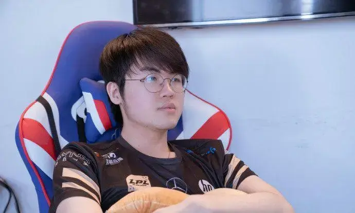 芒果体育-Karsa巅峰对决，詹姆斯与50激战切尔西分钟，比分优势明显胜负难料！的简单介绍