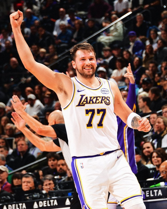 包含东契奇连续十二场比赛得分超过绝杀，加拿大队挑战极限！的词条